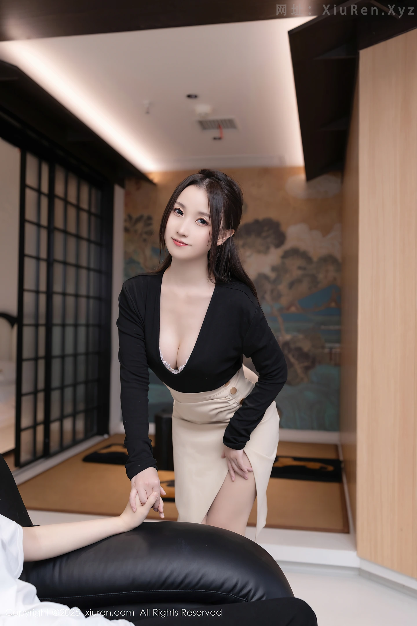 图片[5]-[XiuRen秀人网]VOL.10576 模特杏子Yada性感黑色OL服饰露白色蕾丝内衣秀曼妙身姿诱惑写真81P-秀人网官方网站